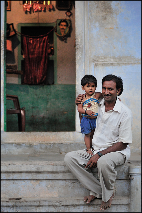  Ojciec syn Portret Nikon D300 Zoom-Nikkor 80-200mm f/2.8D Indie 0 ludzie fotografia wyraz twarzy człowiek posiedzenie męski migawka na stojąco uśmiech