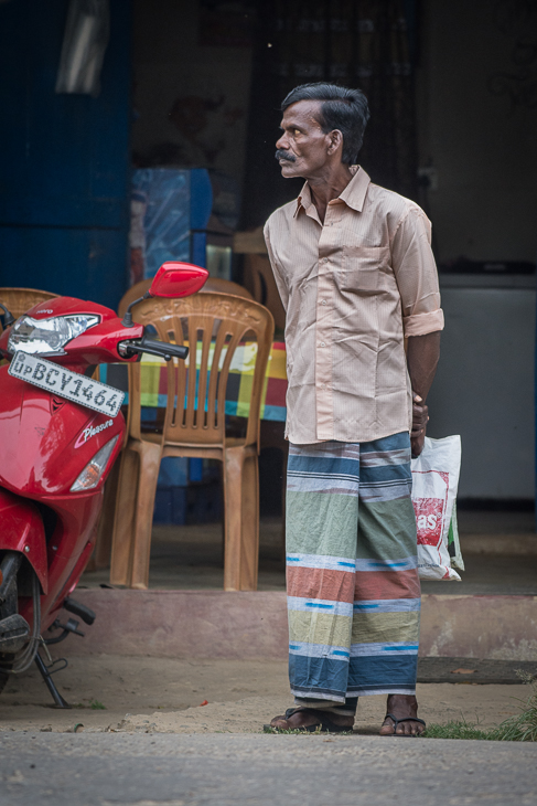 Czekając transport Street Nikon D7200 AF-S Zoom-Nikkor 17-55mm f/2.8G IF-ED Sri Lanka 0 człowiek infrastruktura na stojąco migawka męski ulica Droga świątynia pojazd