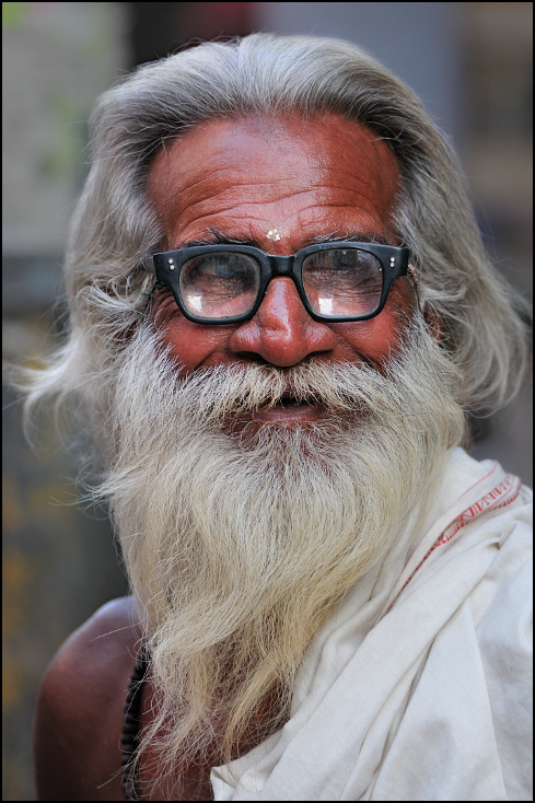  Starzec Portret Nikon D300 Zoom-Nikkor 80-200mm f/2.8D Indie 0 włosy zarost człowiek okulary Broda wąsy oko pielęgnacja wzroku
