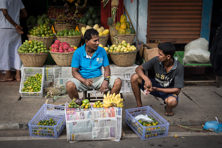  Sprzedawca owoców Street Nikon D7200 AF-S Zoom-Nikkor 17-55mm f/2.8G IF-ED Sri Lanka 0 sprzedawca rynek miejsce publiczne produkować stoisko sprzedawanie jedzenie uliczne jedzenie domokrążca