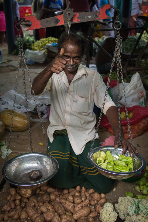  Ważenie towaru Street Nikon D7200 AF-S Zoom-Nikkor 17-55mm f/2.8G IF-ED Sri Lanka 0 sprzedawca miejsce publiczne jedzenie rynek kuchnia jako sposób gotowania uliczne jedzenie danie świątynia produkować