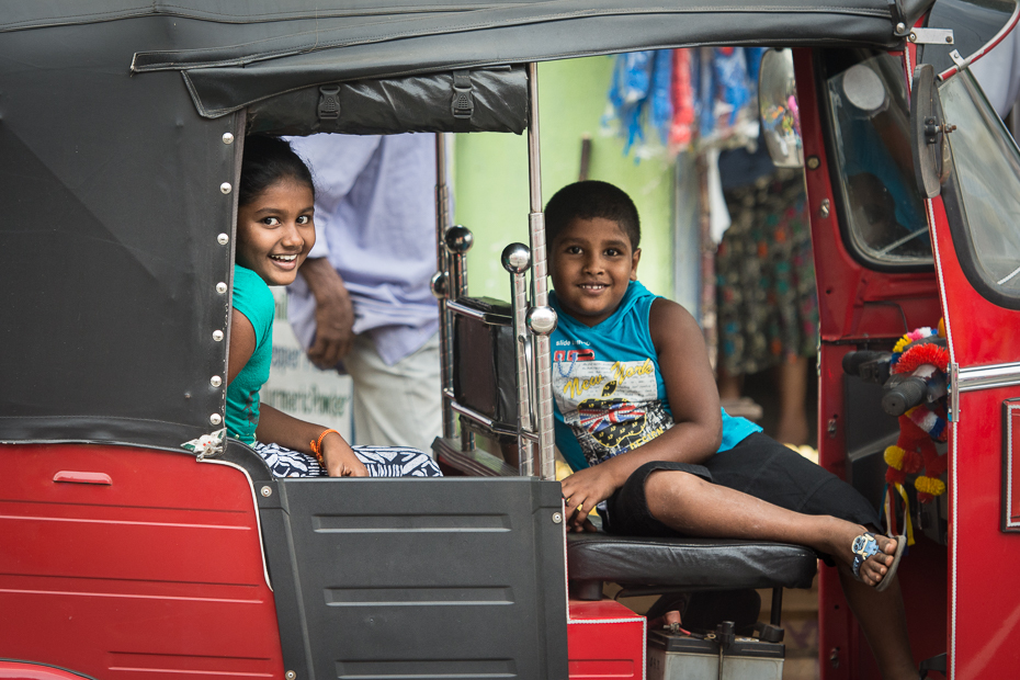  Dzieciaki Street Nikon D7200 AF-S Nikkor 70-200mm f/2.8G Sri Lanka 0 samochód pojazd transport dziewczyna dziecko produkt zabawa pasażer