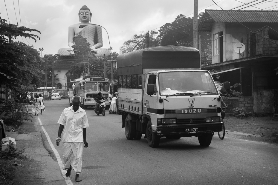  Świątynia Aluthgama Street Nikon D7200 AF-S Zoom-Nikkor 17-55mm f/2.8G IF-ED Sri Lanka 0 samochód transport pojazd pojazd silnikowy Droga czarny i biały rodzaj transportu infrastruktura migawka ulica