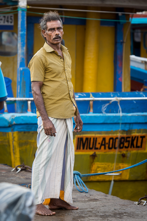  Rybak Street Nikon D7200 AF-S Nikkor 70-200mm f/2.8G Sri Lanka 0 żółty człowiek na stojąco męski świątynia rekreacja zabawa
