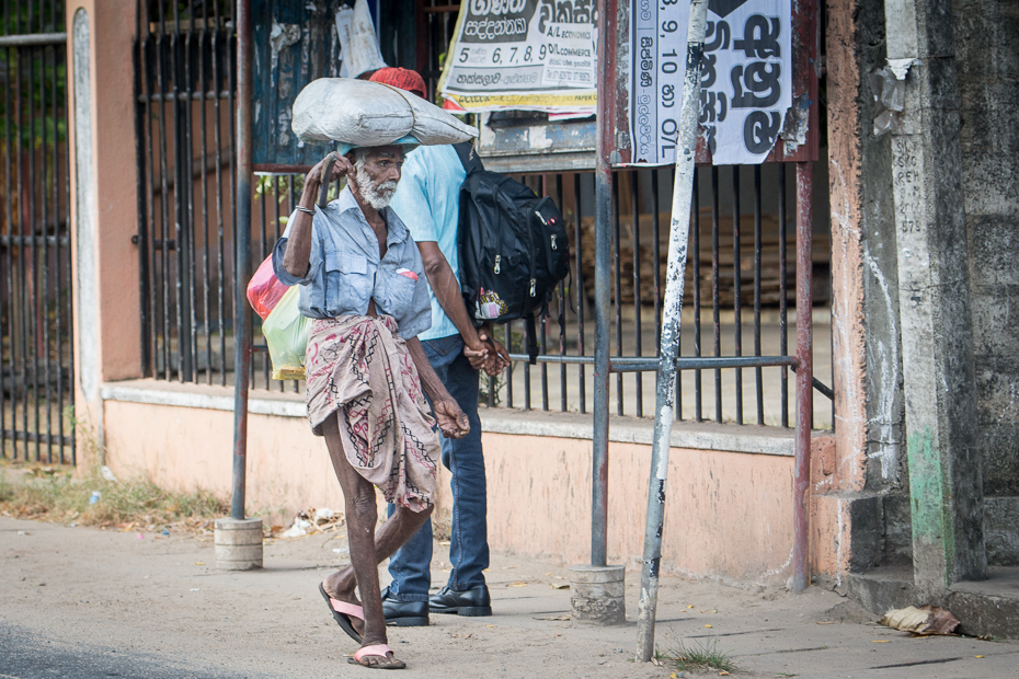  Biedak Street Nikon D7200 AF-S Nikkor 70-200mm f/2.8G Sri Lanka 0 Droga infrastruktura miejsce publiczne ulica dżinsy migawka dziewczyna nakrycie głowy świątynia podróżować