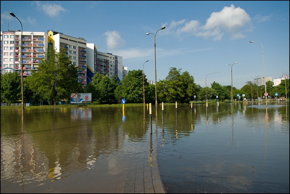  Osiedle Kozanów Powódź 0 Wrocław Nikon D200 AF-S Zoom-Nikkor 17-55mm f/2.8G IF-ED woda odbicie niebo powódź dzielnica drzewo klęska żywiołowa rzeka dzień katastrofa