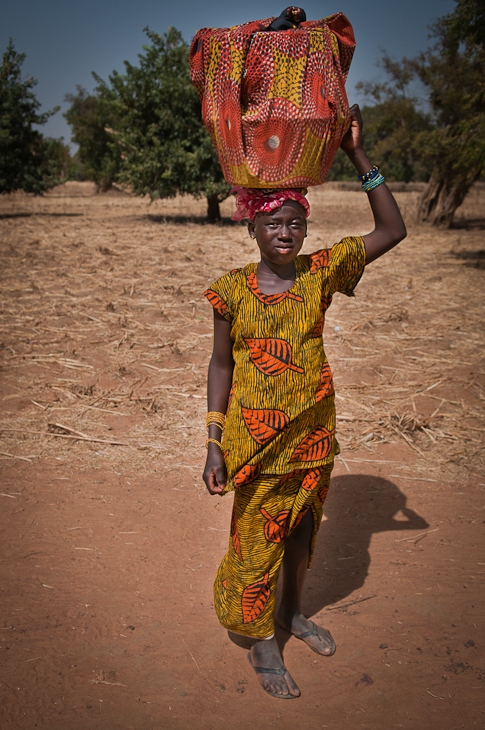  Dziewczynka tobołkiem Mali Nikon D300 AF-S Zoom-Nikkor 17-55mm f/2.8G IF-ED Budapeszt Bamako 0 żółty plemię świątynia tradycja