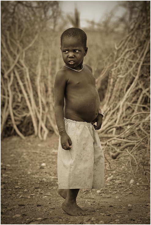  Chłopiec Ludzie Nikon D200 AF-S Micro-Nikkor 105mm f/2.8G IF-ED Kenia 0 fotografia osoba wyraz twarzy na stojąco dziecko migawka drzewo czarny i biały uśmiech