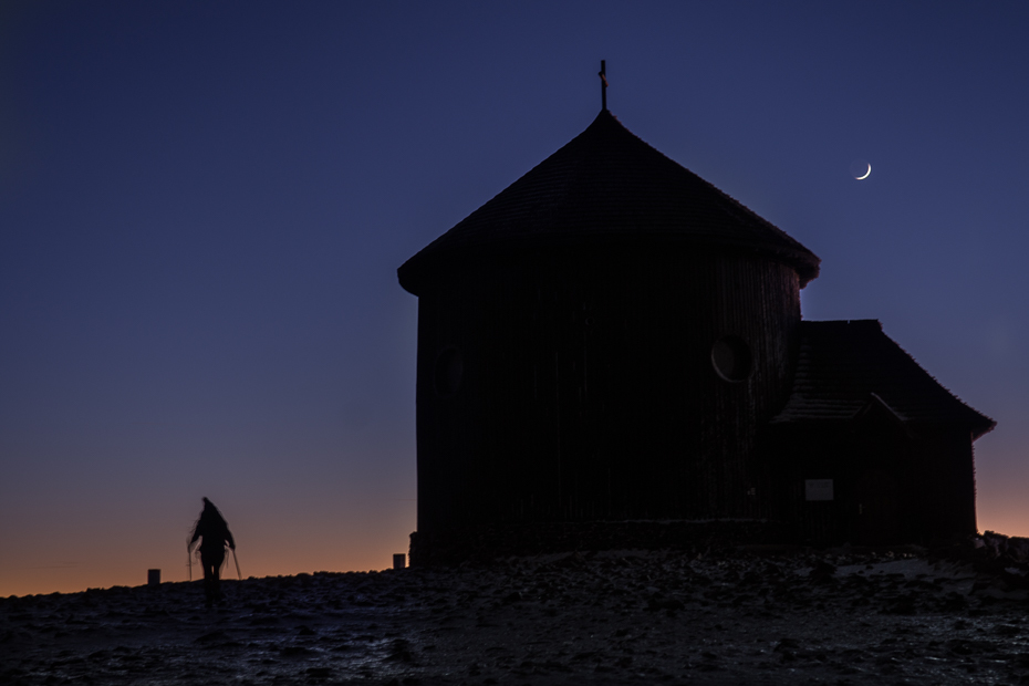  Śnieżka Nikon D7200 AF-S Zoom-Nikkor 17-55mm f/2.8G IF-ED niebo ciemność zmierzch noc zjawisko atmosfera budynek wieczór kaplica świt
