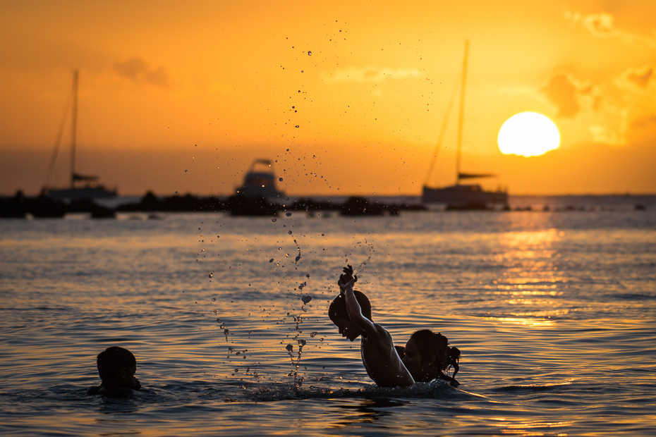  Wieczorna kąpiel Inne Nikon D7200 NIKKOR 200-500mm f/5.6E AF-S Mauritius 0 woda morze zbiornik wodny zachód słońca niebo horyzont wschód słońca słońce fala ocean