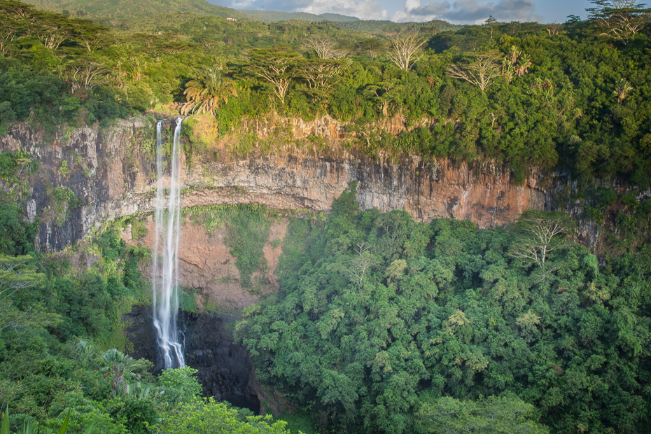  Wodospad Chamarel Inne Nikon D7200 AF-S Zoom-Nikkor 17-55mm f/2.8G IF-ED Mauritius 0 Natura wegetacja wodospad rezerwat przyrody zasoby wodne Park Narodowy stacja na wzgorzu Las deszczowy skarpa tropikalne i podzwrotnikowe lasy iglaste