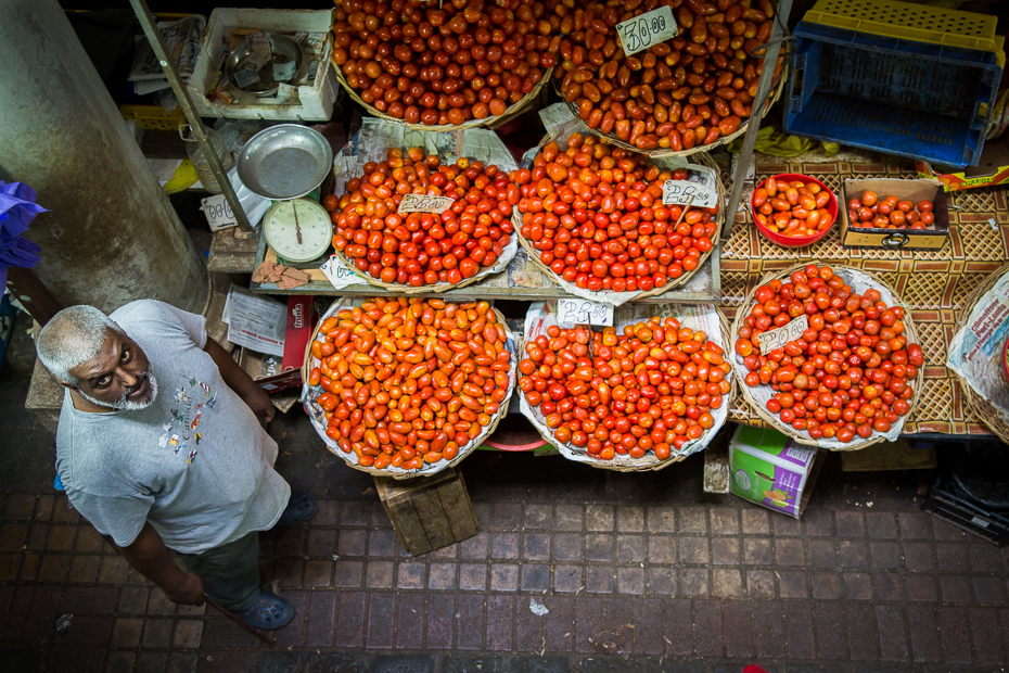  Sprzedawca pomidorów Inne Nikon D7200 AF-S Zoom-Nikkor 17-55mm f/2.8G IF-ED Mauritius 0 produkować rynek miejsce publiczne lokalne jedzenie jedzenie sprzedawca bazar warzywo przyprawa