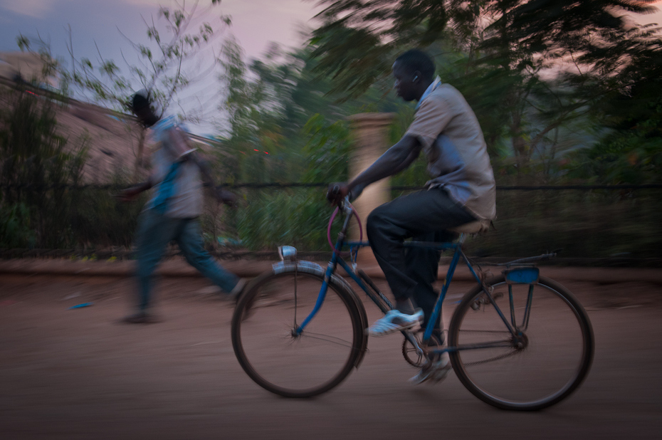  Rowerem przez Bamako Mali Nikon D300 AF-S Zoom-Nikkor 17-55mm f/2.8G IF-ED Budapeszt 0 pojazd lądowy rower rower drogowy Jazda rowerem pojazd drzewo roślina drzewiasta Wyposażenie sportowe migawka sport rowerowy