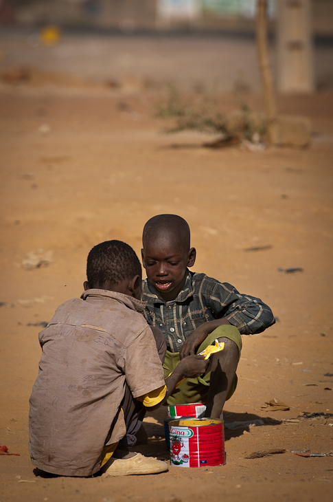  Dzieciaki Kayes Mali Nikon D300 AF-S Nikkor 70-200mm f/2.8G Budapeszt Bamako 0 męski woda piasek dziecko zabawa świątynia wakacje ludzkie zachowanie materiał grać