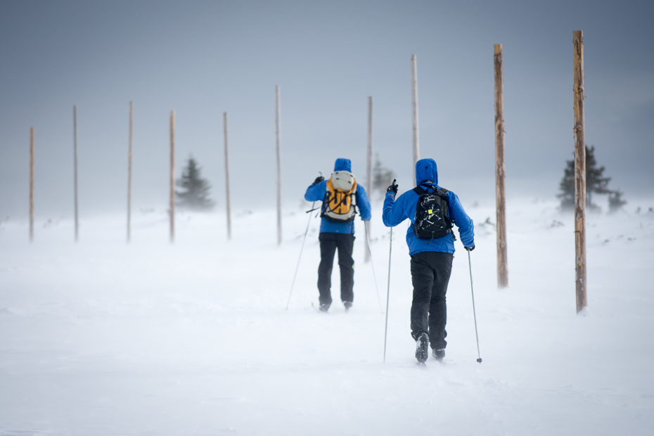  Narciarze Karkonosze Nikon D7200 Nikkor AF-S 70-200 f/4.0G słup narciarski zimowy śnieg biegi narciarskie jazda na nartach zamrażanie zjawisko geologiczne nordyckie narciarstwo Sporty zimowe niebo