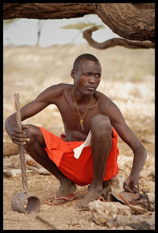  Samburu Ludzie ludzie Nikon D200 AF-S Micro-Nikkor 105mm f/2.8G IF-ED Kenia 0 plemię posiedzenie męski człowiek świątynia wakacje