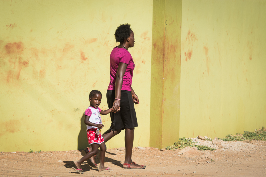  Mama dzieckiem Street Nikon D7100 AF-S Nikkor 70-200mm f/2.8G Namibia 0 ludzie różowy czerwony dziecko żółty dziewczyna na stojąco fotografia zabawa człowiek