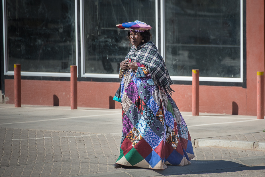  Kobieta Herero Street Nikon D7100 AF-S Nikkor 70-200mm f/2.8G Namibia 0 infrastruktura fioletowy Droga odzież wierzchnia moda ulica kostium tradycja dziewczyna kimono