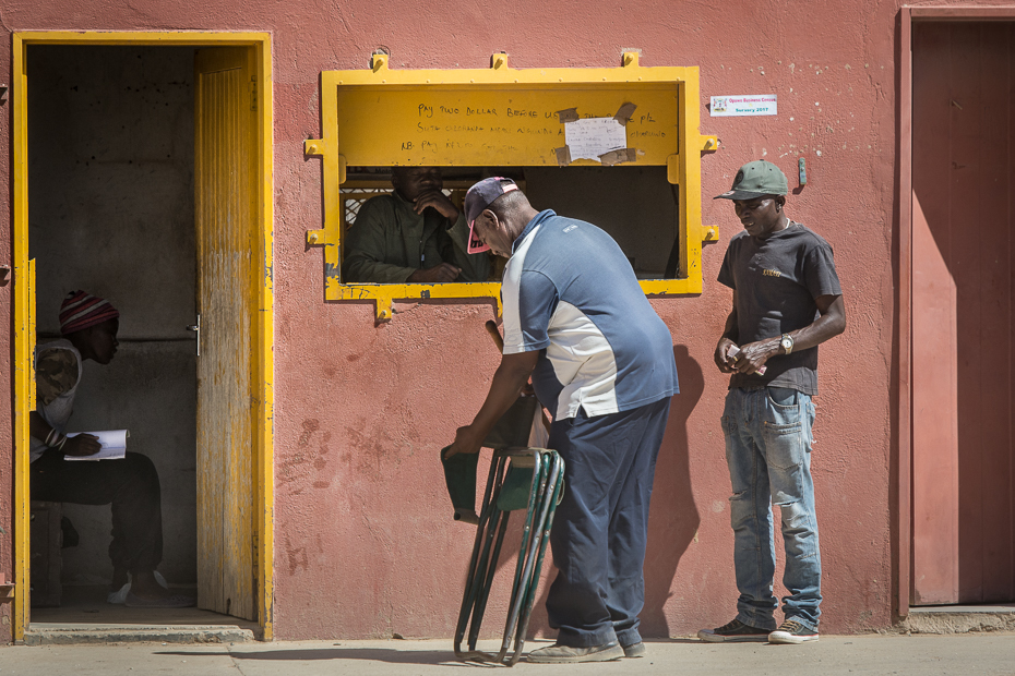  Small business Street Nikon D7100 AF-S Nikkor 70-200mm f/2.8G Namibia 0 na stojąco robotnik pracownik budowlany zawód ulica praca okno
