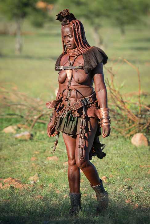 Wioska Himba Nikon D7100 Sigma 10-20mm f/3.5 HSM Namibia 0 plemię dziewczyna trawa drzewo