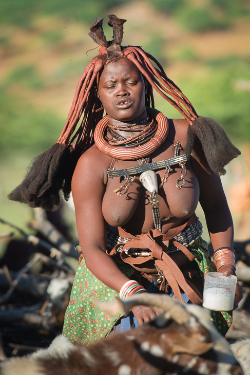  Wioska Himba Nikon D7100 AF-S Nikkor 70-200mm f/2.8G Namibia 0 ludzie plemię dziewczyna brzuch zabawa