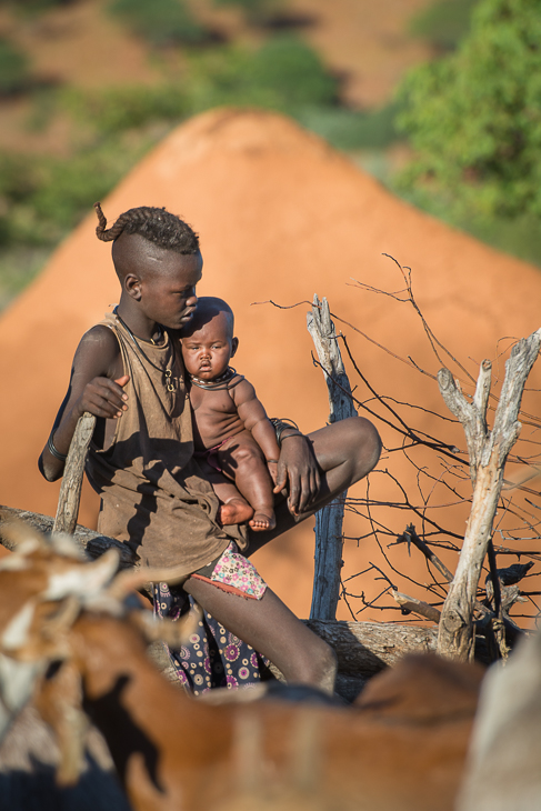  Wioska Himba Nikon D7100 AF-S Nikkor 70-200mm f/2.8G Namibia 0 ludzie plemię człowiek dziewczyna zabawa drzewo