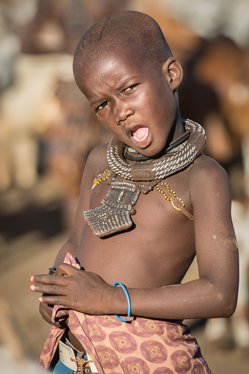  Wioska Himba Nikon D7100 AF-S Nikkor 70-200mm f/2.8G Namibia 0 ludzie plemię dziewczyna człowiek świątynia tradycja brzuch bagażnik samochodowy uśmiech