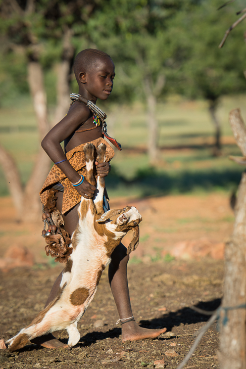  Wioska Himba Nikon D7100 AF-S Nikkor 70-200mm f/2.8G Namibia 0 drzewo dziewczyna dziecko zabawa roślina trawa rekreacja