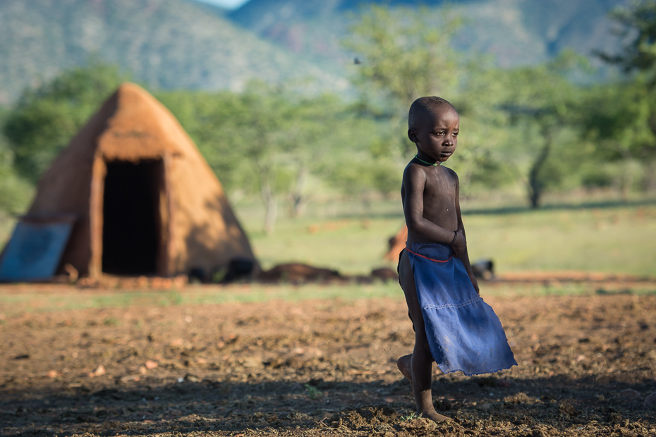  Wioska Himba Nikon D7100 AF-S Nikkor 70-200mm f/2.8G Namibia 0 dziecko drzewo obszar wiejski ranek trawa pole dziewczyna niebo roślina światło słoneczne