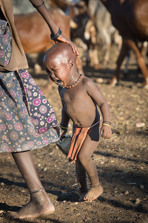  Wioska Himba Nikon D7100 AF-S Nikkor 70-200mm f/2.8G Namibia 0 ludzie plemię dziewczyna Ludzkie ciało człowiek zabawa brzuch bagażnik samochodowy