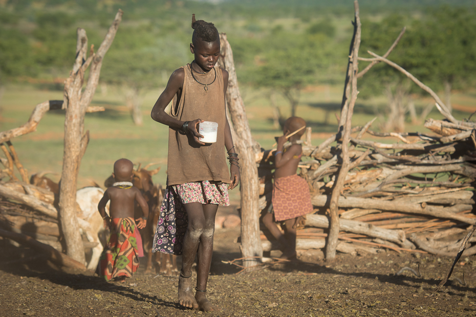  Wioska Himba Nikon D7100 AF-S Nikkor 70-200mm f/2.8G Namibia 0 ludzie plemię obszar wiejski gleba piasek drzewo roślina rolnictwo dziewczyna