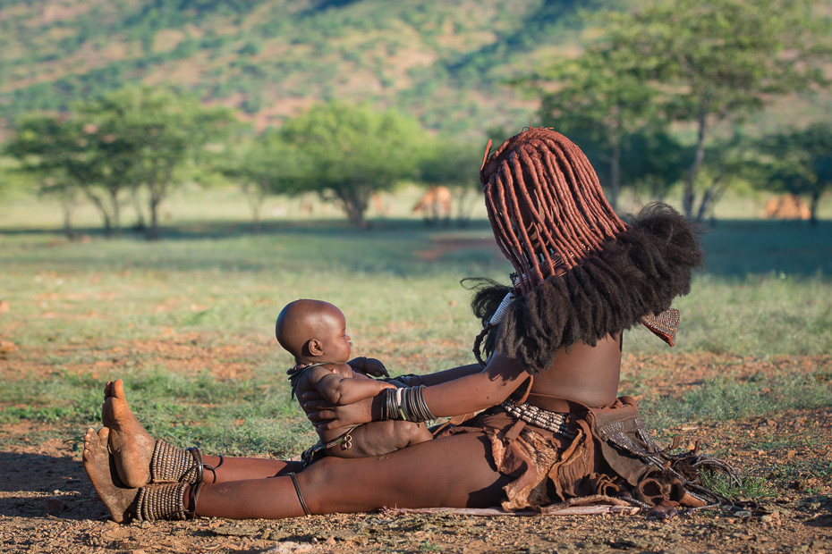  Wioska Himba Nikon D7100 AF-S Nikkor 70-200mm f/2.8G Namibia 0 plemię drzewo dziewczyna trawa gleba sawanna dzikiej przyrody krajobraz rodzina traw safari