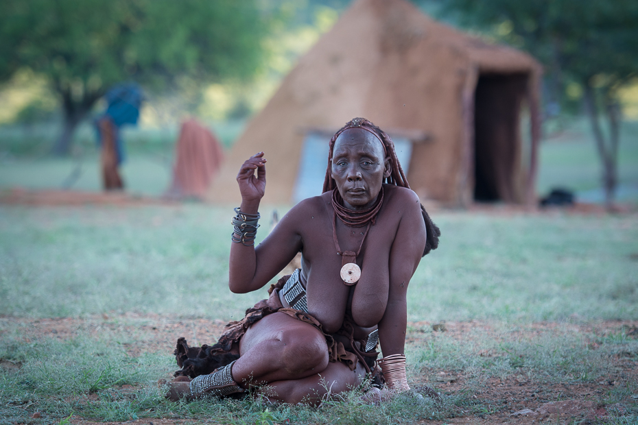  Wioska Himba Nikon D7100 AF-S Nikkor 70-200mm f/2.8G Namibia 0 ludzie trawa dziewczyna drzewo zabawa świątynia człowiek roślina plemię