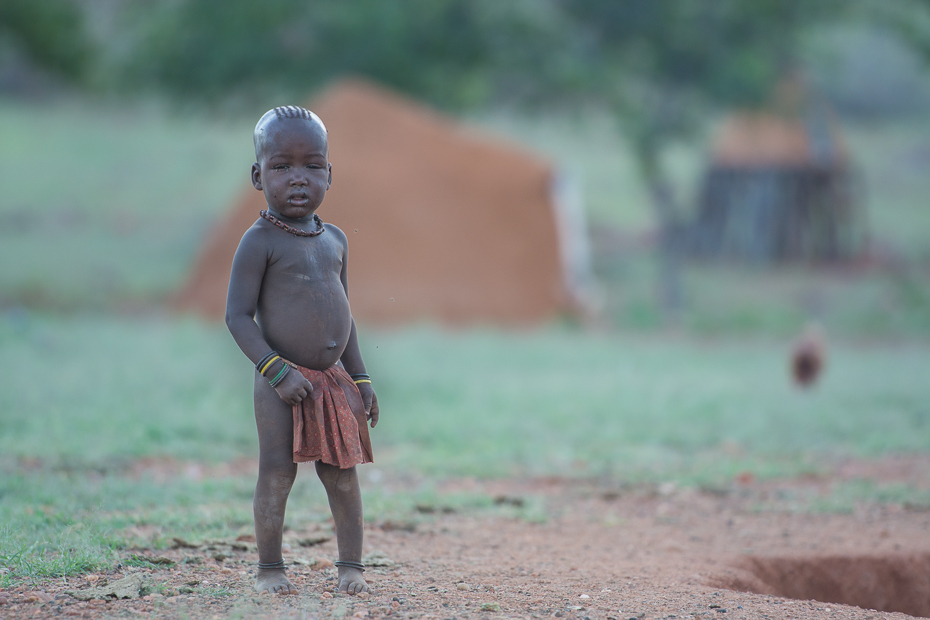  Wioska Himba Nikon D7100 AF-S Nikkor 70-200mm f/2.8G Namibia 0 ludzie dziecko gleba trawa dziewczyna wakacje zabawa piasek grać drzewo