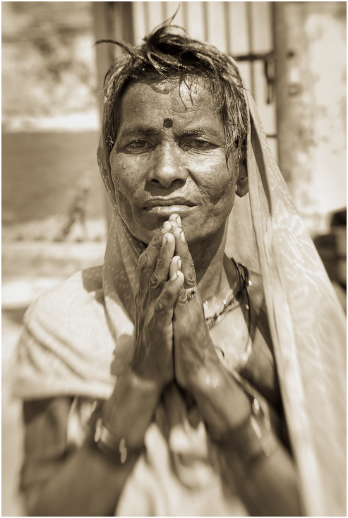  Modlitwa Portret Nikon D300 Lensbaby Indie 0 czarny i biały człowiek ludzkie zachowanie portret Fotografia portretowa fotografia monochromatyczna dziewczyna