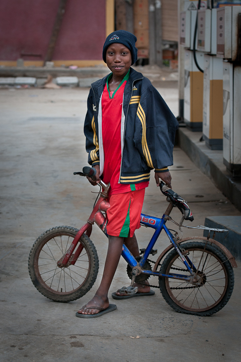  Chłopiec rowerem Senegal Nikon D300 AF-S Nikkor 70-200mm f/2.8G Budapeszt Bamako 0 pojazd lądowy rower pojazd rower drogowy Droga ulica sport rowerowy nakrycie głowy Wyposażenie sportowe Jazda rowerem