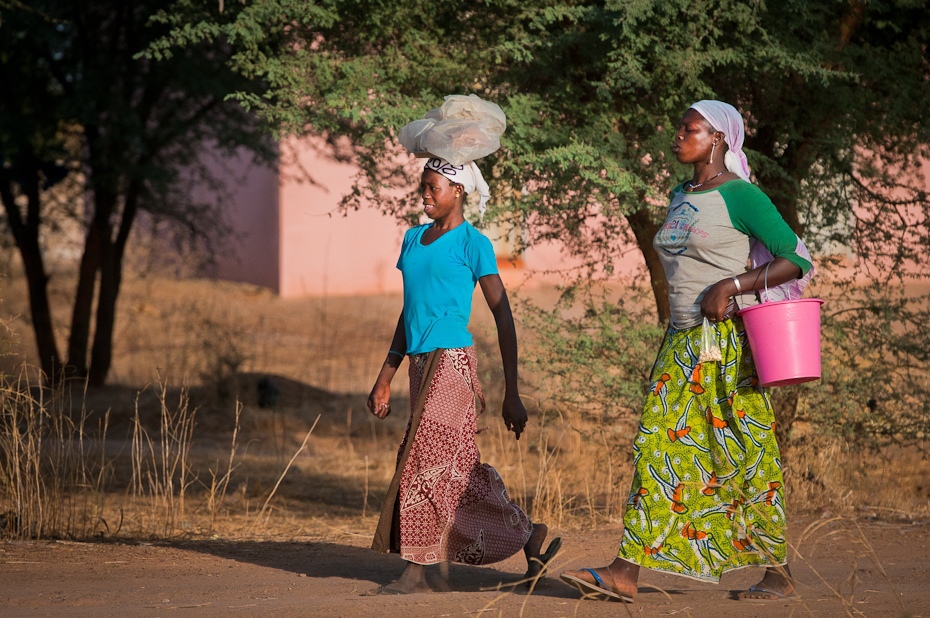  Dziewczyny Diemy Mali Nikon D300 AF-S Nikkor 70-200mm f/2.8G Budapeszt Bamako 0 odzież Natura drzewo roślina dziewczyna zabawa wakacje rekreacja pieszy podróżować