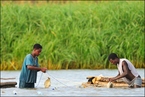 Rybacy na jeziorze Chamo