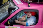 Czerwona peruka w różowym samochodzie